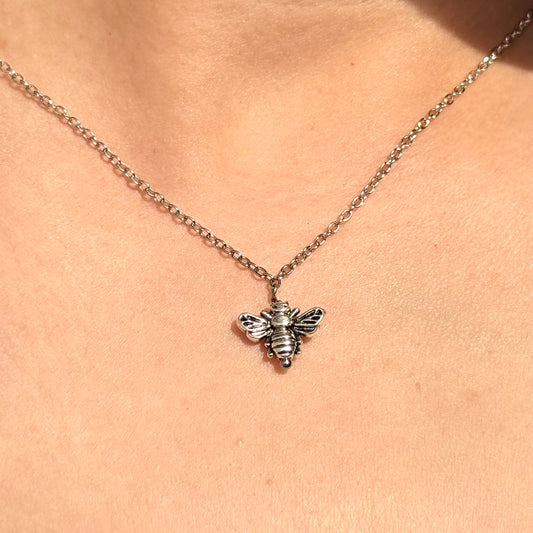 Bee Pendant 🐝( anti tarnish chain)